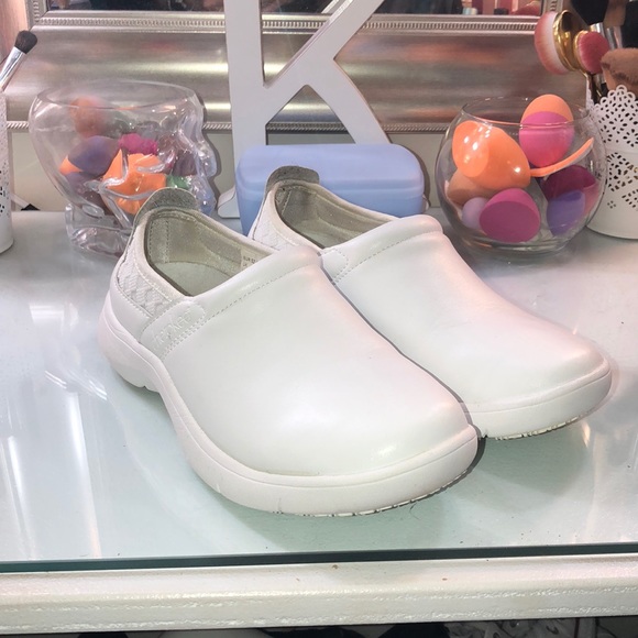 cherokee nursing clogs